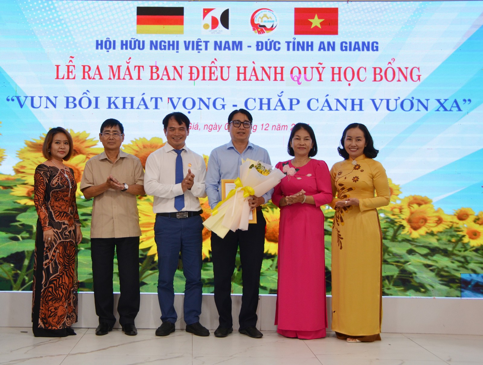 Ra mắt Ban điều hành quỹ học bổng “Vun bồi khát vọng - Chắp cánh vươn xa”