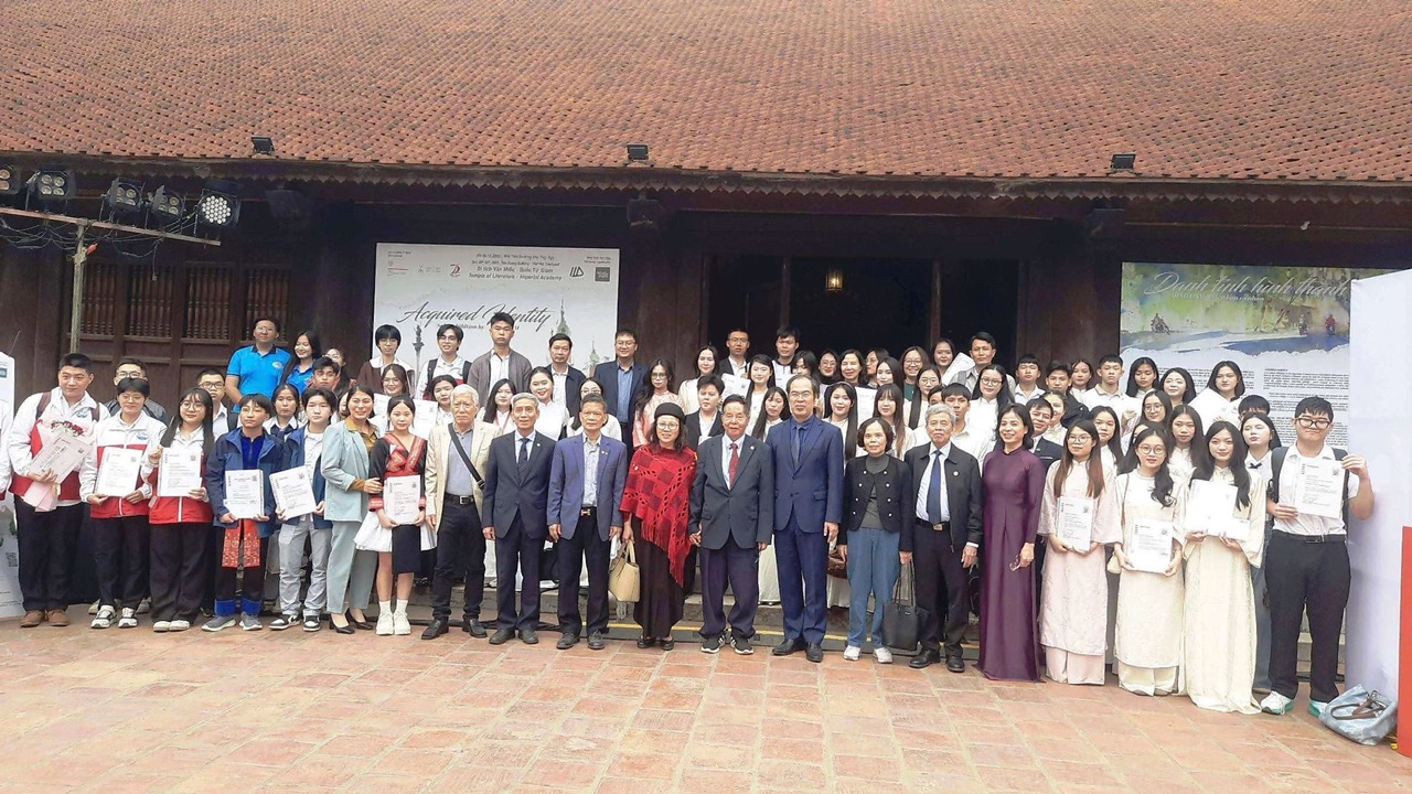 Đại diện hai nước Việt Nam - Đức chụp ảnh giao lưu cùng sinh viên