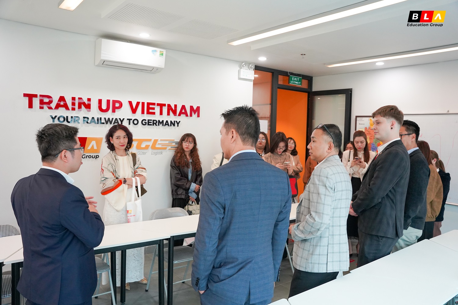 Các thành viên tham quan mô hình đào tạo tại BLA